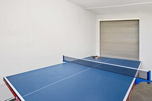 Full size table tennis room for the whole family, additional backyard games not seen here