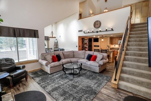 Home Decor, Furniture, Indoors, Living Room, Couch