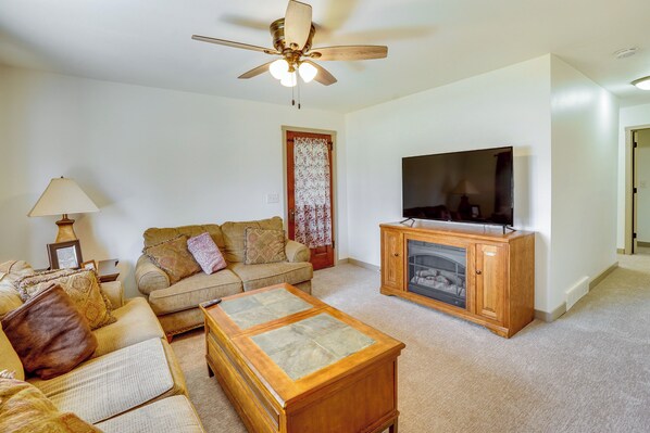 Aurora Vacation Rental | 3BR | 1BA | 4 Steps to Access | 900 Sq Ft