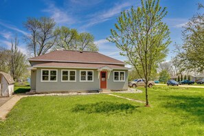 Driveway (4 Vehicles) | RV/Trailer Parking Allowed | Free Street Parking