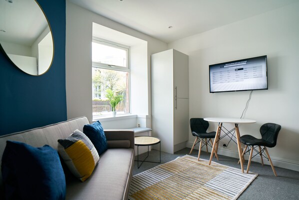 Lounge/Dining Area