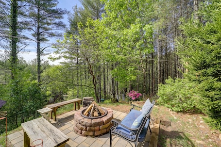 West Jefferson Vacation Rental | 1BR | 1BA | 1,200 Sq Ft | Steps Required
