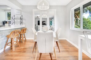 Connected kitchen/dining: seamless interaction for uninterrupted hosting