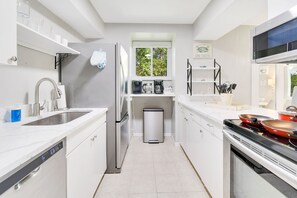Galley kitchen: equipped for any meal, from smoothies to Thanksgiving feasts!