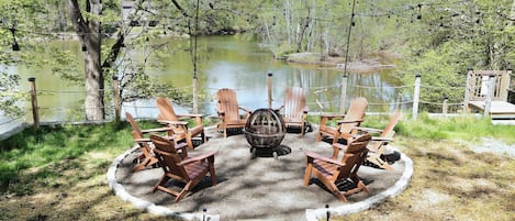 Usable waterfront with kayaks and life vest provided!