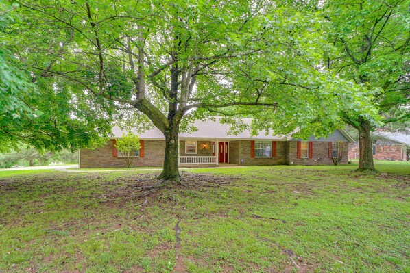 Grove Vacation Rental | 3BR | 2BA | 1,800 Sq Ft | 1 Half Step Required