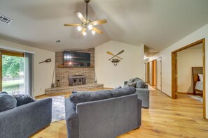 Living Room | Free WiFi | Smart TV | Fireplace | Sleeper Sofa