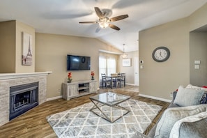 Open to Dinning & kitchen