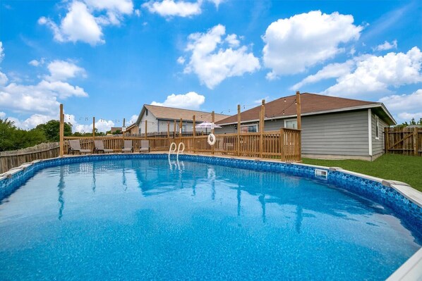Large pool to accommodate your group
