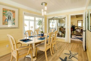 Dining Area | Dishware & Flatware Provided