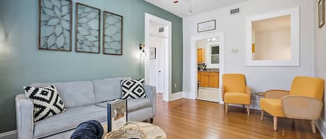 The Downtown Dig is your Eustis Escape! Just steps from Downtown, this adorable private apartment is ready to host your stay.