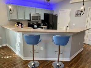 Fully equipped kitchen with breakfast bar