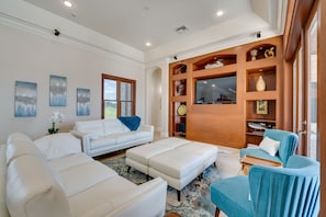 Living Room | Free WiFi | Smart TV | Central A/C & Heating