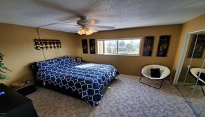 bedroom with queen size bed.