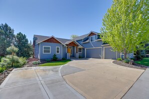 Parking | Garage (2 Vehicles) | Driveway (4 Vehicles) | RV/Trailer Parking