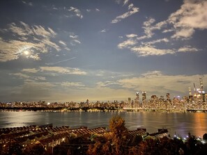 Manhattan skyline ❤️ Wait!! Only 30 seconds walking to the unit!!!