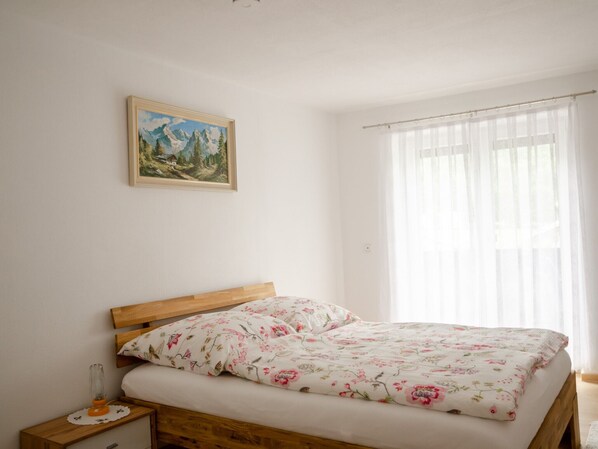 Ferienwohnung mit 3 Schlafzimmern, 3 Bädern und 3 Balkonen mit schönem Bergblick-1 Schlafzimmer