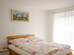 Ferienwohnung mit 3 Schlafzimmern, 3 Bädern und 3 Balkonen mit schönem Bergblick-Blick zum Doppelbett