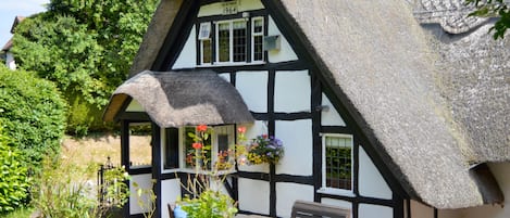 Welcome to Corner Thatch, Abbots Morton, Worcestershire