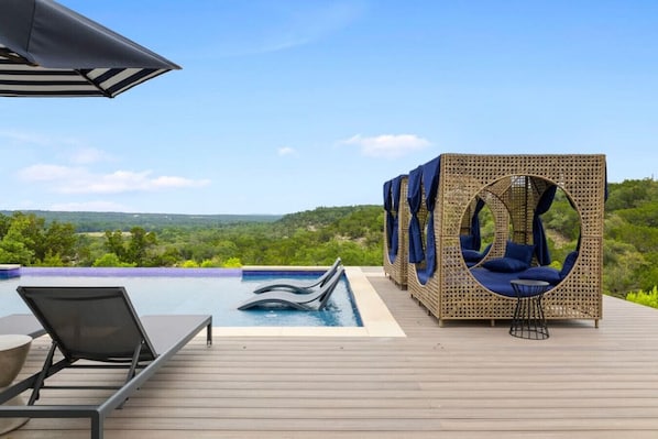 The spectacular pool offers ample opportunity to take in the views of Texas Hill Country. Take your pick of relaxation options!