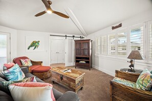 Elegant Hawaiian decor throughout
