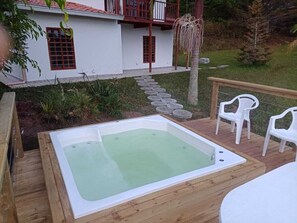 Outdoor spa tub