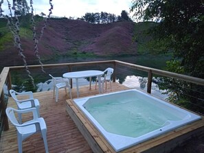 Bañera de hidromasaje al aire libre