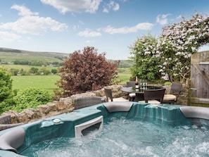 Jacuzzi | Stoney End Cottage, Worton, near Leyburn
