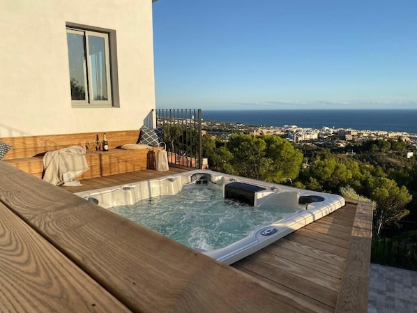 Outdoor spa tub