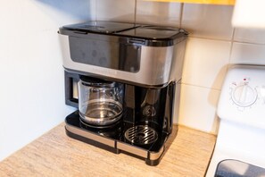 Coffee maker. Drip or K-cup pods.