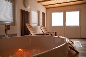 Der Wellnessraum mit Whirlpool, Infrarotsauna und Fernsehen (Netflix, Internet)