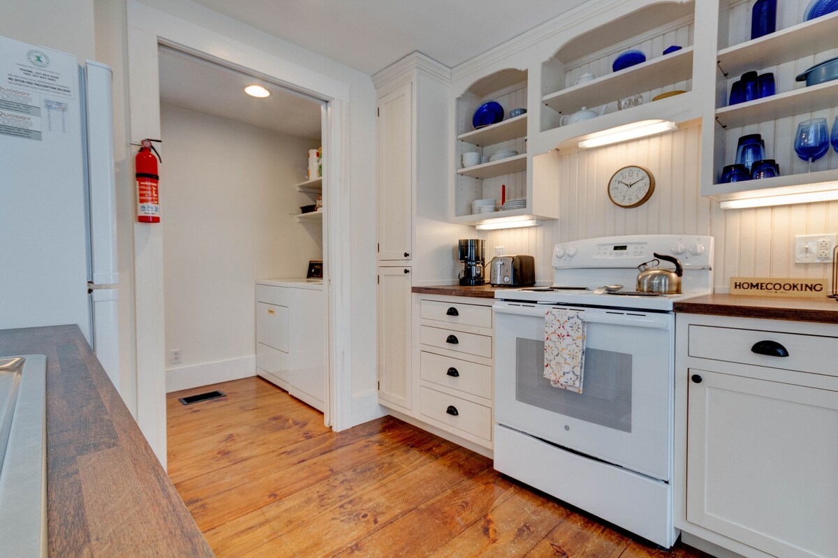 Charming Cottage on quiet street in Historic Eastport