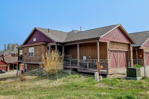 Exterior and entrance to your Luxury Chalet