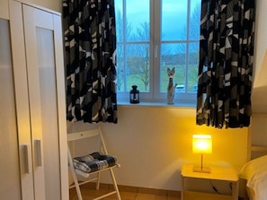 Schlafraum mit Kleiderschrank