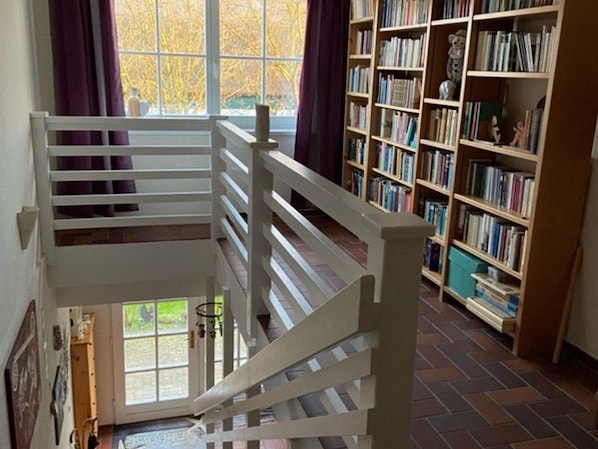 Treppe zur Wohnung Maritim tu Hus mit Bibliothek