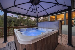 End your evenings with dip in the hot tub, overlooking the majestic high desert landscape.