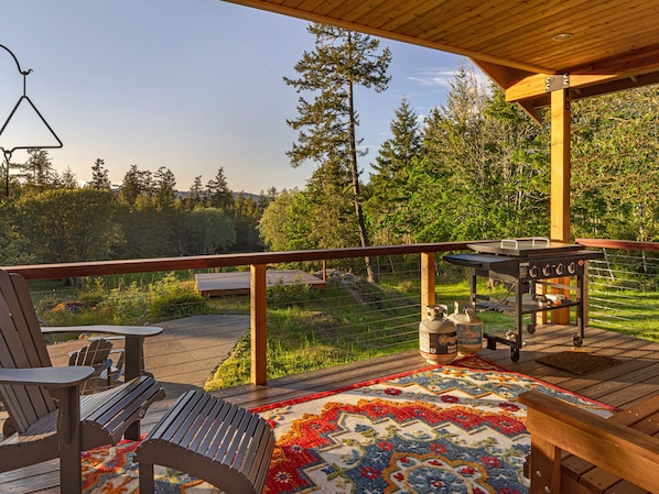 The spacious deck boasts a Blackstone style grill, perfect for hosting delightful barbecues and enjoying meals al fresco.