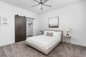 Bedroom - queen bed