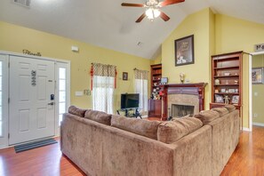 Living Room | Smart TV | Free WiFi | Central Heating & A/C