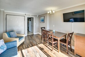 Dining Area | Dishware & Flatware Provided