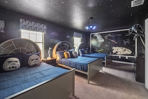 "Bed","Bedroom","Furniture","Indoors","Lamp"