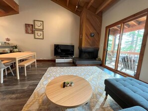 The living room has a Smart TV and balcony access. 