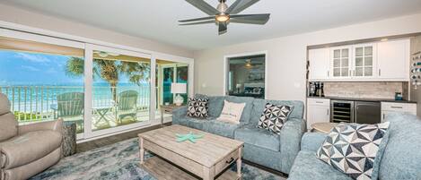 Family room with expansive Gulf front view
