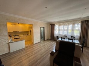 Dining area, the table extends to 10 people seating.