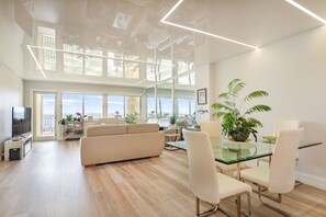 SPECTACULAR VIEW from the moment you walk in. Beautiful reflective ceiling.