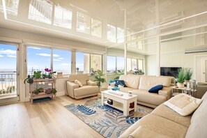SPECTACULAR VIEW , LOOK at the reflective ceiling reflecting the ocean waves. 
