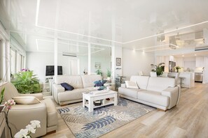 1200 sf feels even larger with the reflective ceiling and mirrors. Full remodel.