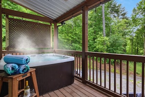 Outdoor spa tub