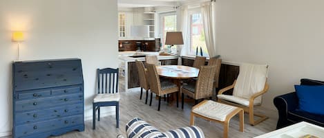 Wohnzimmer der Ferienwohnung Möwenweg 9/28 in Wittdün auf Amrum