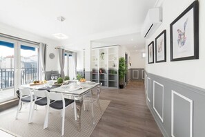 Espace restauration + vue sur la terrasse / Dinning room + terrace view